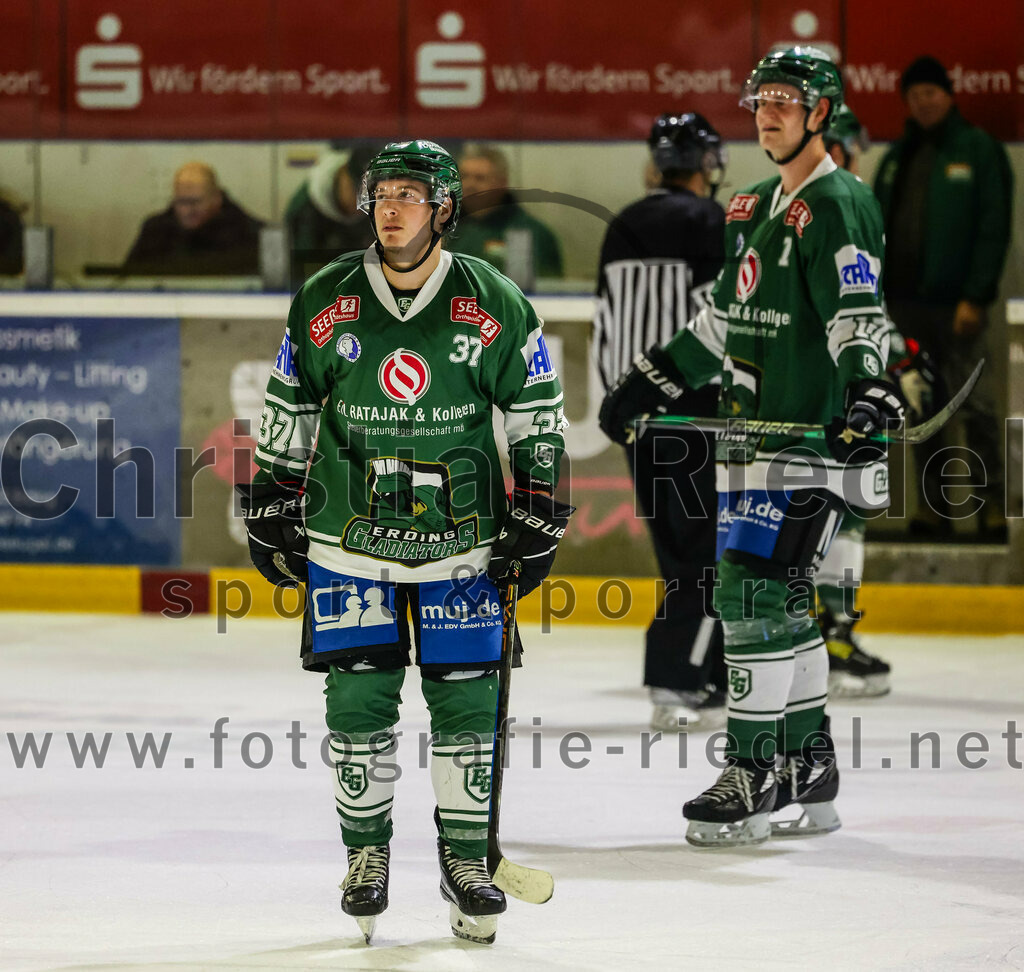 2023-11-12_143_TSV_Erding_gegen_EHC_Koenigsbrunn | Erding, Deutschland, 12.11.2023:
Eishockey, Bayernliga Vorrunde 2023 / 2024, 9. Spieltag, TSV Erding gegen EHC Königsbrunn, Endergebnis: 3:2

Thomas Matheson (Erding Gladiators, #37)

Foto: Christian Riedel / fotografie-riedel.net