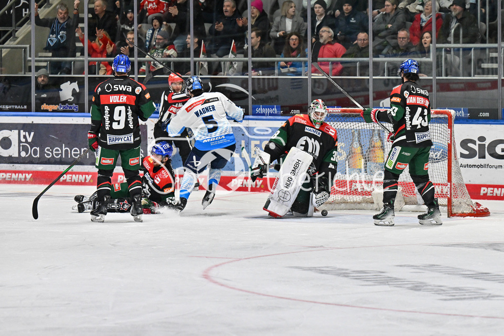 Augsburger Panther - ERC Ingolstadt | Der Treffer zum 1-4 der Gaeste durch Charles BERTRAND (ERC Ingolstadt #33) / DEL: Augsburger Panther - ERC Ingolstadt, Curt Frenzel Stadion am 26.01.2025