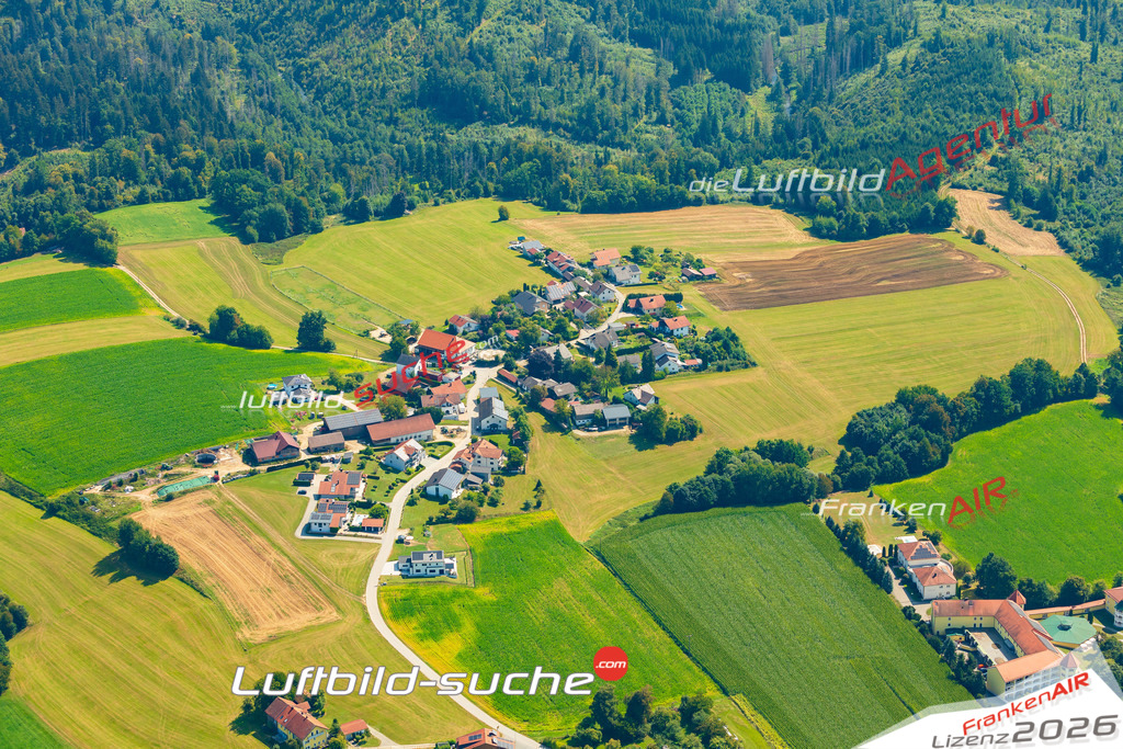 Schrägluftbild  Maierhof  Thyrnau - Das Luftbild wurde 2025 vom UL-Flugzeug heraus erstellt ( keine Drohne ) - Hochauflösende Luftaufnahme -Nicht vergleichbar mit Google Maps oder Satelittenbilder- Die Geschenkidee !Mit Lizenz und Bildrechte bestellbar