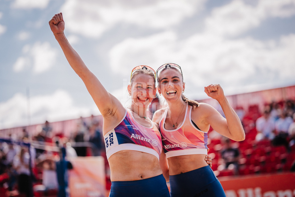 Beachvolleyball | Frauen | Allianz German Beach Tour 2025 | Tourstop Düsseldorf | 09.05.2025 | v.l. Tabea Schwarz und Lisa Kotzan jubeln nach dem Sieg