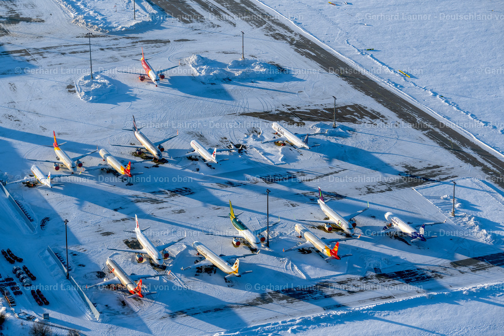 4045092 | Corona bedingt abgestellte Flugzeuge des Typs Airbus auf dem verschneitem Flughafen Erfurt Weimar im Abendlicht