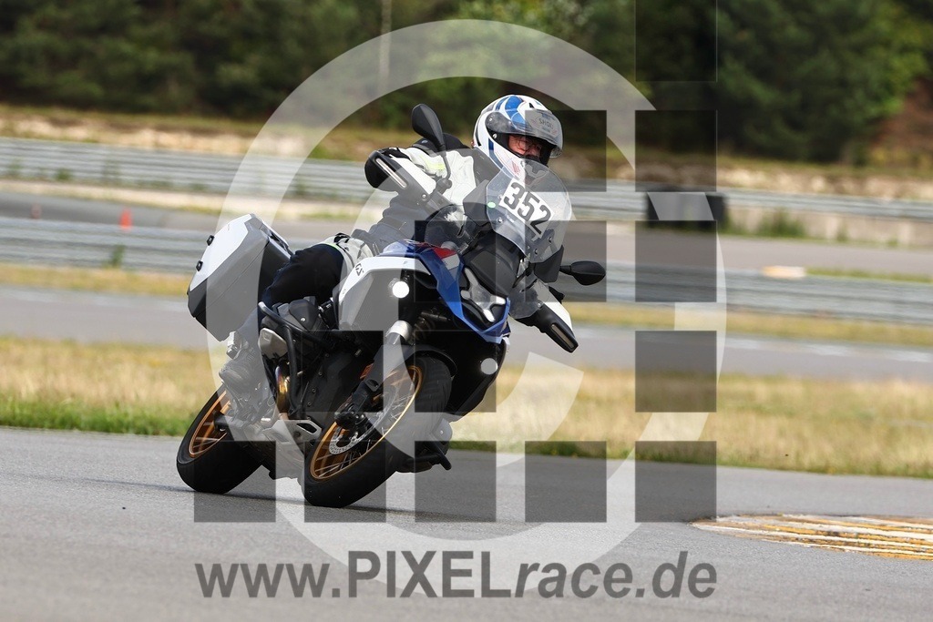 0352-PXR55868 | Schöne Erinnerungen an spannende Momente - das festzuhalten ist unser Job. PIXELrace.de ist seit 2003 auf den Rennstrecken Europas unterwegs um die Action draußen beim Fahren und die wunderbare Stimmung imm Fahrerlager für euch einzufangen.