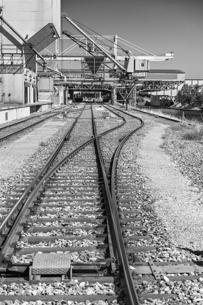 Schienen am Rheinhafen | Eisenbahnschienen am Rheinhafen in Basel, Schweiz. - Realisiert mit Pictrs.com