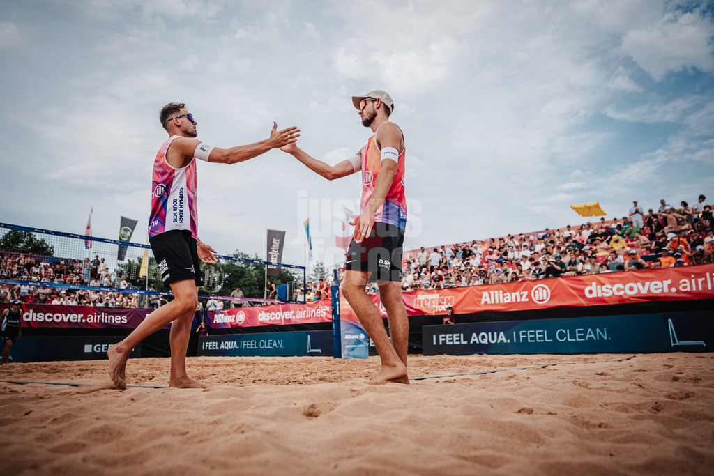 Beachvolleyball | Männer | Allianz German Beach Tour 2025 | Tourstop München | 05.07.2025 | v.l. Jonas Sagstetter und Benedikt Sagstetter klatschen ein