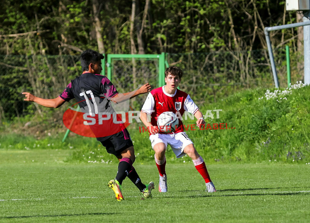 AUSTRIA U15 - MEXICO U15 | Mariano Casian (Mexico #11) OLIVER SORG (Austria #18) ; AUSTRIA U15 - MEXICO U15 am 29.04.2022 in Arnoldstein
(Sportplatz), AUSTRIA, (Photo by Ernst Krawagner sport-fan.at) - Realisiert mit Pictrs.com