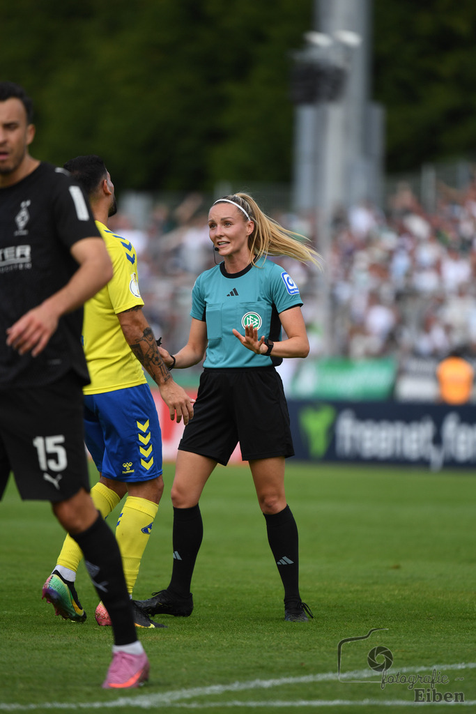 SV Atlas-Delmenhorst-Borussia Mönchengladbach | DFB-Pokal 1. Runde;SV Atlas Delmenhorst (gelb)-Borussia Mönchengladbach (schwarz) am 17.08.2025 in Oldenburg (Marschweg-Stadion), Photo: Philip Eiben 2025 - Realisiert mit Pictrs.com