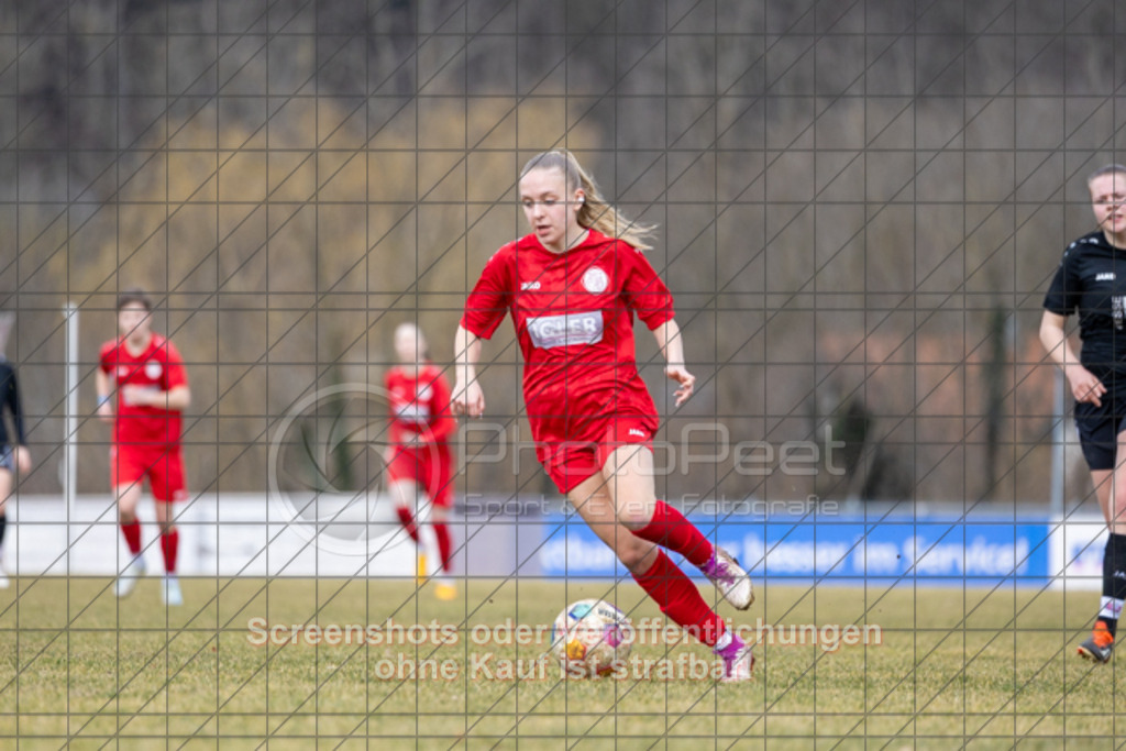 20250223_133643_0276 | #,1.FC Donzdorf (rot) vs. TSV Tettnang (schwarz), Fussball, Frauen-WFV-Pokal Achtelfinale, Saison 2024/2025, Rasenplatz Lautertal Stadion, Süßener Straße 16, 73072 Donzdorf, 23.02.2025 - 13:00 Uhr,Foto: PhotoPeet-Sportfotografie/Peter Harich