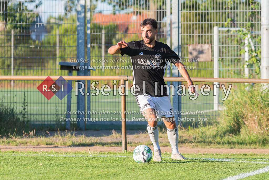 Fußball, Saison 2023/24, Confima-Cup, SV Preußen 09 Reinfeld - VfB Lübeck II, Schönböcken (Lübeck), 13.07.2023 | Arif Mete Kilic (#26, Preußen Reinfeld) am Ball