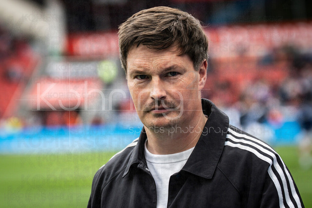 German Bundesliga, Bayer 04 Leverkusen vs. Hamburger SV, 16.05.2026 | LEVERKUSEN, GERMANY - MAY 16, 2026 :  Merlin Polzin (Head Coach Hamburger SV) before the German Bundesliga match on gameday 34 between Bayer 04 Leverkusen vs. Hamburger SV at BayArena on May 16, 2026 in Leverkusen, Germany. DFL REGULATIONS PROHIBIT ANY USE OF PHOTOGRAPHS AS IMAGE SEQUENCES AND/OR QUASI-VIDEO.