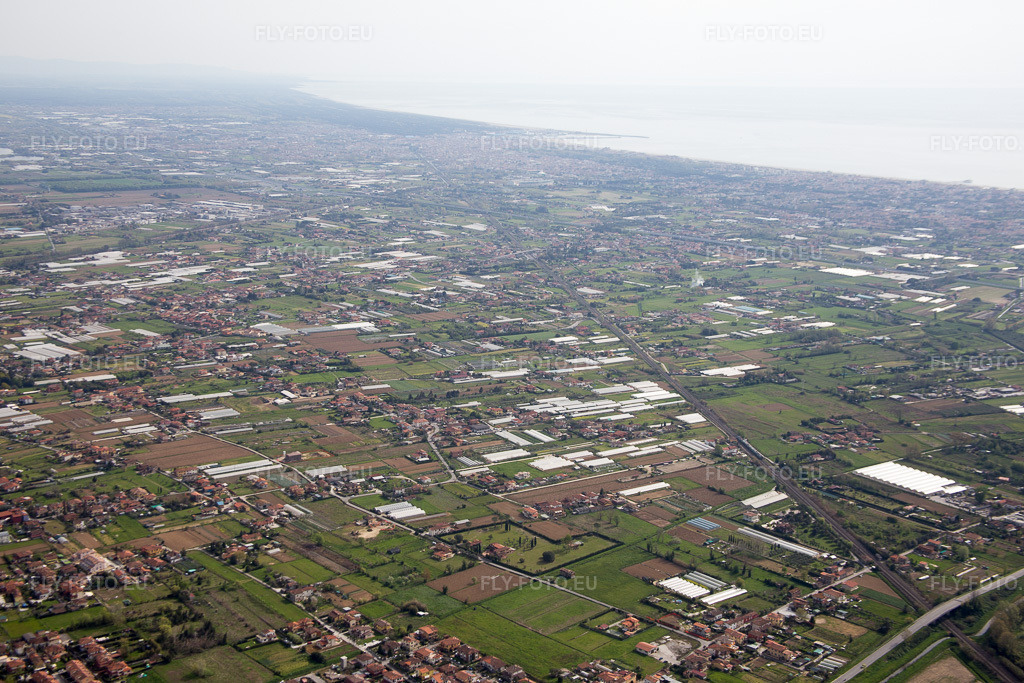 Vue aérienne: Vue de la ville à Capezzano Pianore dans le département Toscane, Italie – .Photo: IMG_086944.jpg prise le 03/04/2016 par Werner Riehm/FLY-FOTO.eu – Résolution de l'original: 5472 x 3648 px