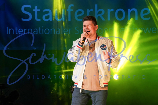 060424Ho1360 | Seventino -Stauferkrone 2024
Der internationale Schlagerwettbewerb Stauferkrone wird 2024 bereits zum fuenften Mal von Maitis Media ausgerichetet. 
Deutschland, Donzodrf, Stadthalle, 06.04.2024


