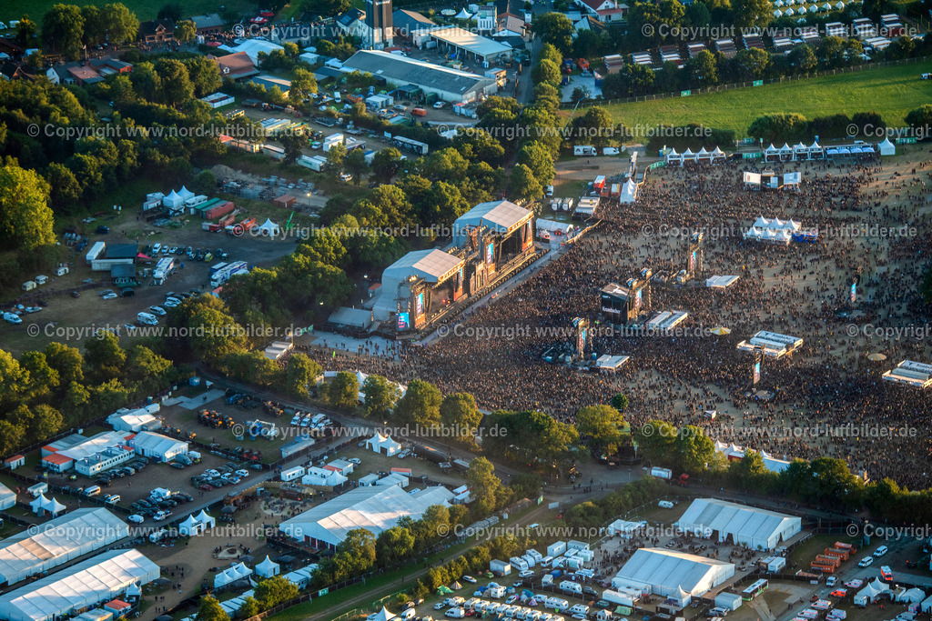 Wacken_Musik_Festival_ELS_4052060822_ | WACKEN 06.08.2022 Besucher des Wacken Musik- Festivals auf dem Veranstaltungs- Konzertgelände an der Norderstraße in Wacken im Bundesland Schleswig-Holstein, Deutschland. Weiterführende Informationen bei: CTS EVENTIM AG & Co. KGaA,  ICS Festival Service GmbH,  SH Promotion GmbH&amp;Co.KG. // Participants in the Wacken music festival on the event concert area on street Norderstrasse in Wacken in the state Schleswig-Holstein, Germany. Further information at: CTS EVENTIM AG & Co. KGaA,  ICS Festival Service GmbH,  SH Promotion GmbH&amp;Co.KG. Foto: Martin Elsen