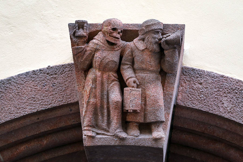 Bildlexikon Leipzig - Altes Rathaus - Nachtwächter und Tod - Felix Pfeifer - Schlussstein an der Südseite | Das Team hinter BILDLEXIKON LEIPZIG bündelt historische wie aktuelle Informationen über die Stadt Leipzig in Text und Bild auf einer Plattform und stellt diese der interessierten Öffentlichkeit zur Verfügung.