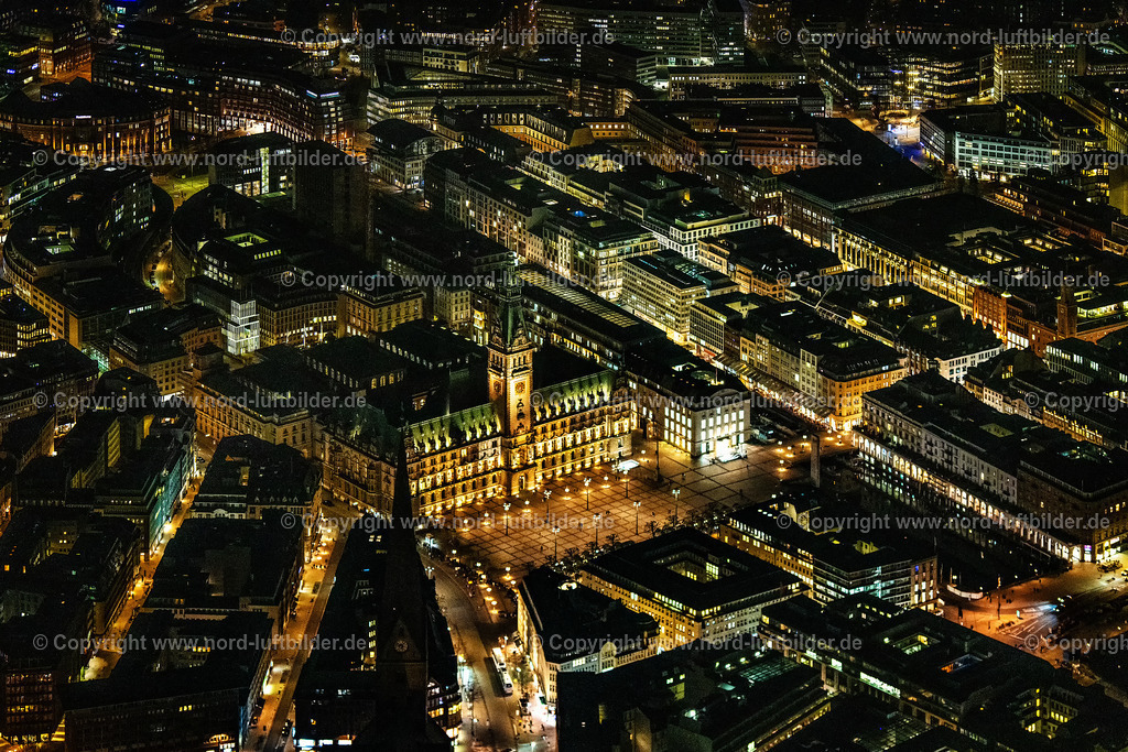 Hamburg_Rathaus_Nachtaufnahme_ELS_6938060325 | HAMBURG 06.03.2025 Nacht- Lichter und Beleuchtung Gebäude des Rathauses der Stadtverwaltung am Marktplatz der Innenstadt in Hamburg, Deutschland. // Night lighting town Hall building of the City Council at the market downtown in Hamburg, Germany. Foto: Martin Elsen