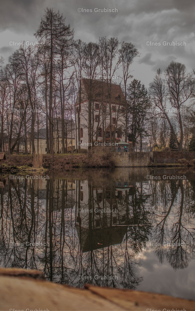 Schloss Schlettau | Lila Lubbenbomm - Artwork by Ines Grubisch - Realisiert mit Pictrs.com