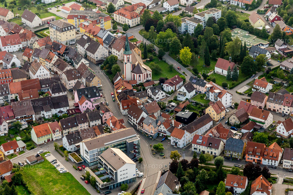 Luftbild: Kirchengebäude in Möhringen im Ortsteil Möhringen in Tuttlingen im Bundesland Baden-Württemberg in Deutschland. Foto: IMG_102756.jpg vom 25.08.2017 durch Werner Riehm/FLY-FOTO.de