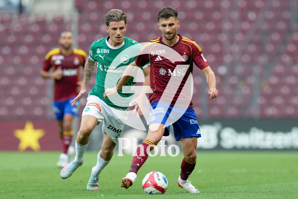 Brack Super League - Servette FC v FC Saint-Gall | Miroslav Stevanovic (9 Servette FC) controls the ball (action) during the Brack Super League match between Servette FC and FC Saint-Gall at Stade de Geneve in Geneva, Switzerland