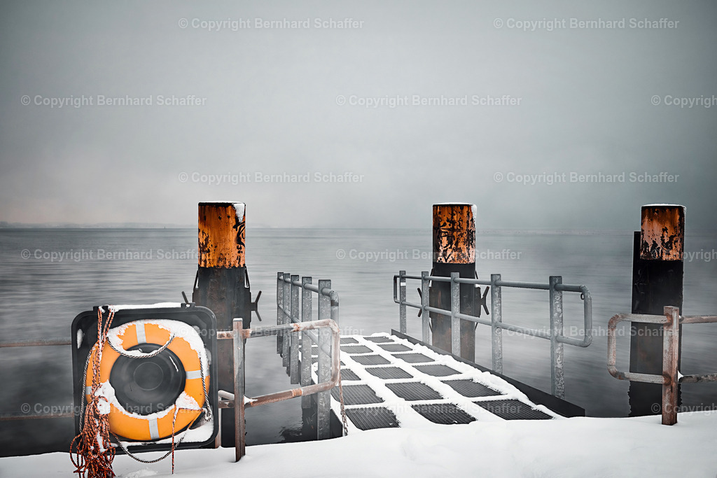 Landungssteg im Winter | Ein schneebedeckter Steg im Winter an der Ostsee im Nebel.  - Realisiert mit Pictrs.com