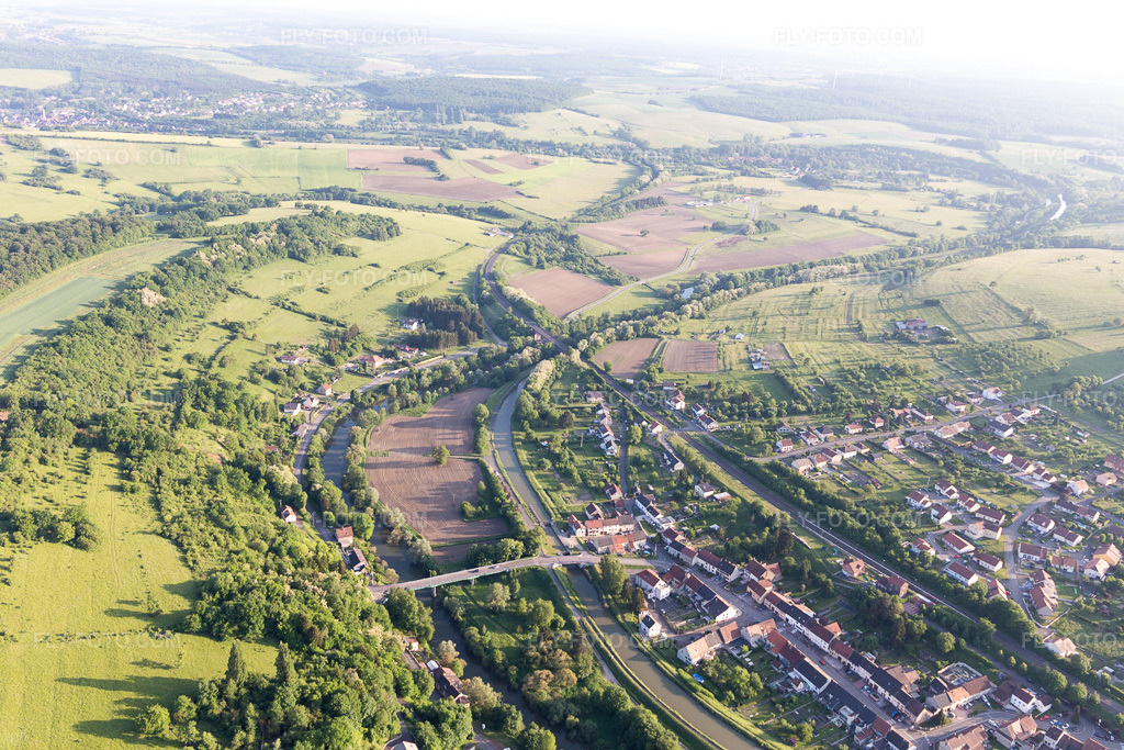 Aerial view: Saar-Brücken in Zetting in the state Moselle, France. – Photo: IMG_107336.jpg taken on 05/19/2018 by Werner Riehm/FLY-FOTO.com – Resolution of the original: 5472 x 3648 px
