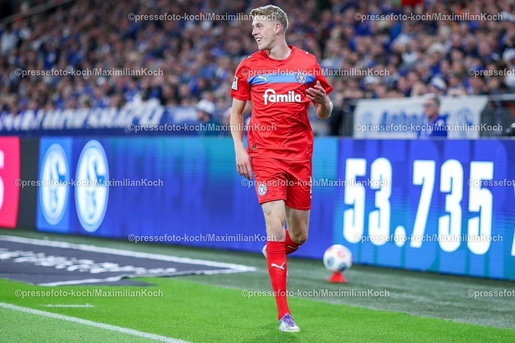 S0413092501040 | 13.09.2025, Fußball, FC Schalke 04 - Holstein Kiel, 5.Spieltag, 2. Fußball Bundesliga, Veltins-Arena Gelsenkirchen, Saison 2025 2026: Torjubel nach dem Tor zum 1:0 durch Torschütze Alexander Bernhardsson&nbsp;(Holstein Kiel #11)  zusammen mit  DFB regulations prohibit any use of photographs as image sequences and or quasi-video.