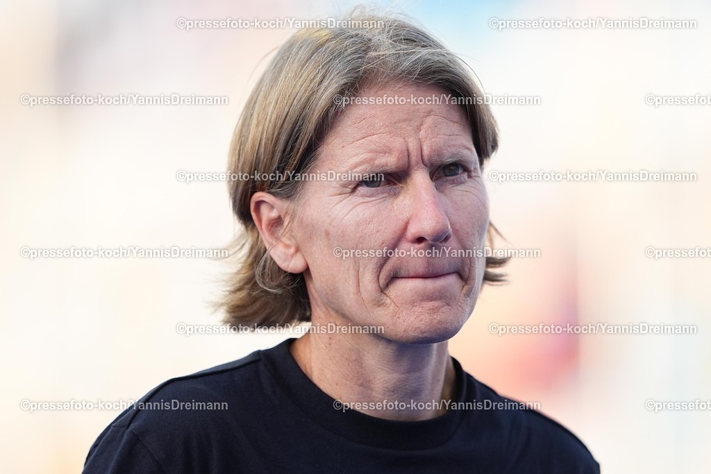 xydrx15082504013 | 15.08.2025, xydrx, Frauen EuroHockey Championship 2025, Halbfinale, Belgien - Deutschland, Sparkassenpark Mönchengladbach: Janneke Schopman (Cheftrainer Deutsche Feldhockey Nationalmannschaft)