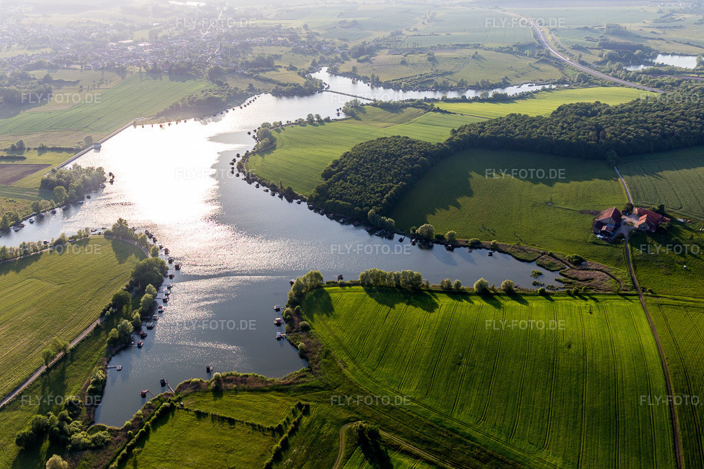 Luftbild: Uferbereichs- Landschaft am Gebiet der Seenkette étange biscornu in Puttelange-aux-Lacs in Rémering-lès-Puttelange im Bundesland Moselle in Frankreich. Foto: IMG_107357.jpg vom 19.05.2018 durch Werner Riehm/FLY-FOTO.de