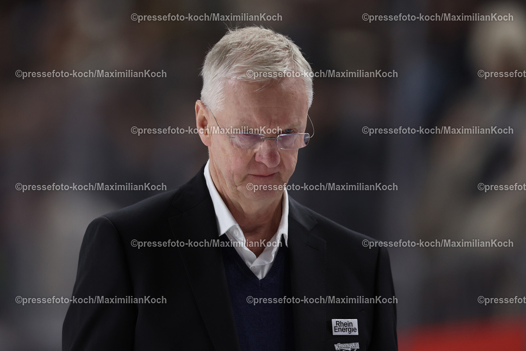 KEC22122401079 | 22.12.2024, Eishockey, DEL, Kölner Haie - Straubing Tigers, Spieltag 29, Lanxess-Arena Köln: Trainer Kari Jalonen (Cheftrainer Kölner Haie) Headcoach