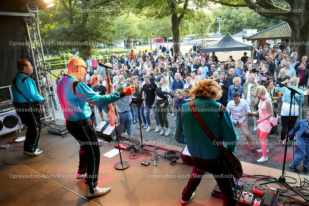 Due22062488038 | 22.06.2024, Düsseldorf, Konzert Porno Al Forno, HEUKING Mittsommer-Renntag - Die düsseldorfer Pop-Band performt bei ihrem Konzert auf der Rennbahn Grafenberg und begeistert die zahlreichen Fans