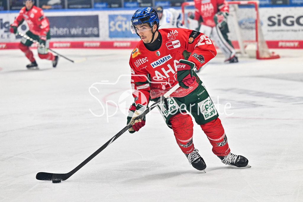 Augsburger Panther - Iserlohn Roosters | am Puck Christian HANKE (Augsburger Panther #25) / Einzelfoto / Freisteller / Penny DEL: Augsburger Panther - Iserlohn Roosters; Curt Frenzel Stadion am 21.09.2025