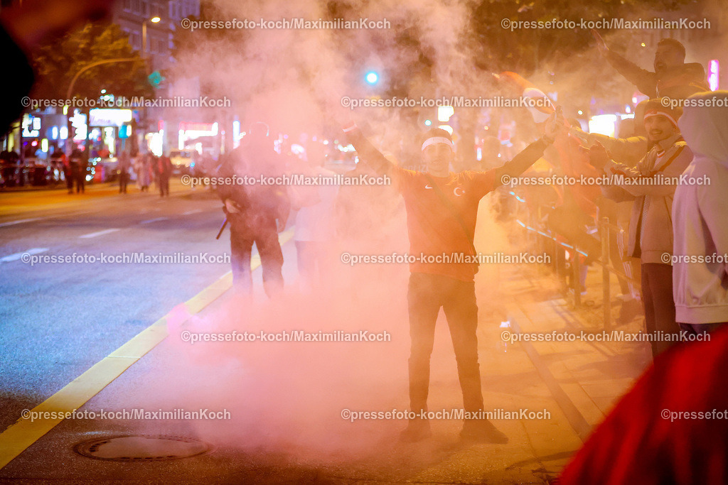HHmx02072401021 | 02.07.2024, Hamburg, Tausende türkische Fans feiern nach dem Sieg der Türkei auf der hamburger Reeperbahn den Einzug ins Viertelfinale. Es werden jubelnd Rauchtöpfe, bengalos, Blinker, bengalisches Feuer und Feuerwerk gezündet. 