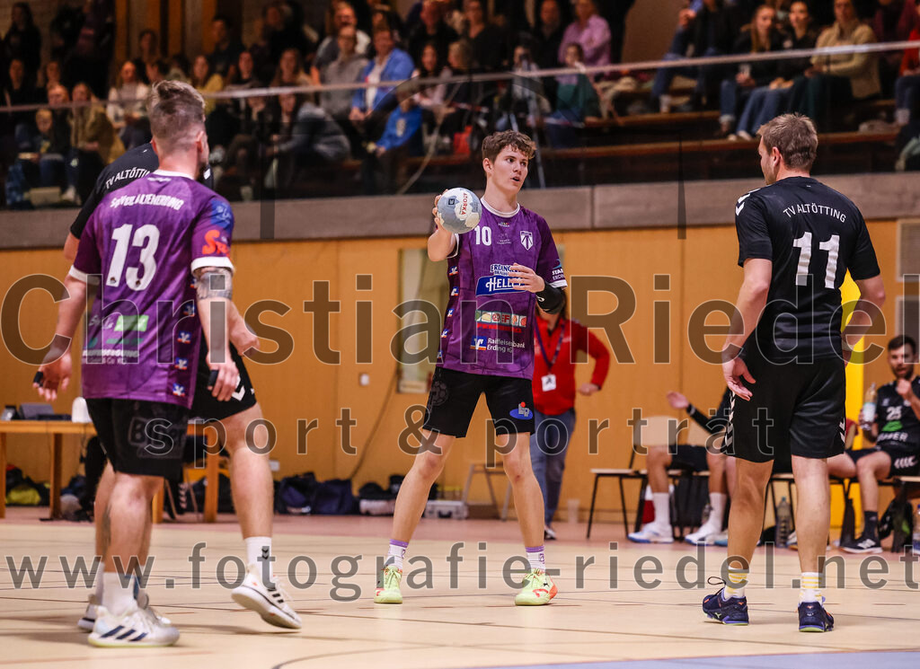 2024-11-09_047_SpVgg_Altenerding_gegen_TV_Altoetting | Erding, Deutschland, 09.11.2024:Handball, Bezirksoberliga Männer 2024 / 2025, 6. Spieltag, SpVgg Altenerding gegen TV Altötting, Endergebnis: 26:22Sebastian Forster (SpVgg Altenerding, #13), Tim Steininger (SpVgg Altenerding, #10), Tobias Huber (TV Altötting, #11)Foto: Christian Riedel / fotografie-riedel.net