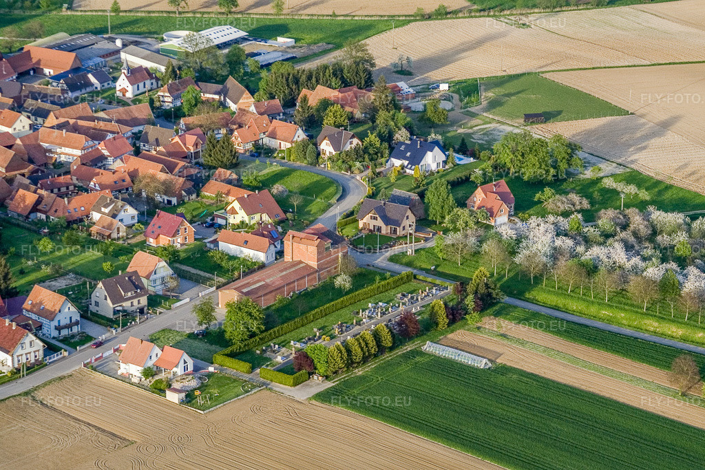 Vue aérienne: Cimetière de Reimerswiller à Betschdorf dans le département Bas Rhin, France.Photo: IMG_10652.jpg prise le 04/05/2008 par Werner Riehm/FLY-FOTO.euRésolution de l'original: 3200 x 2133 px