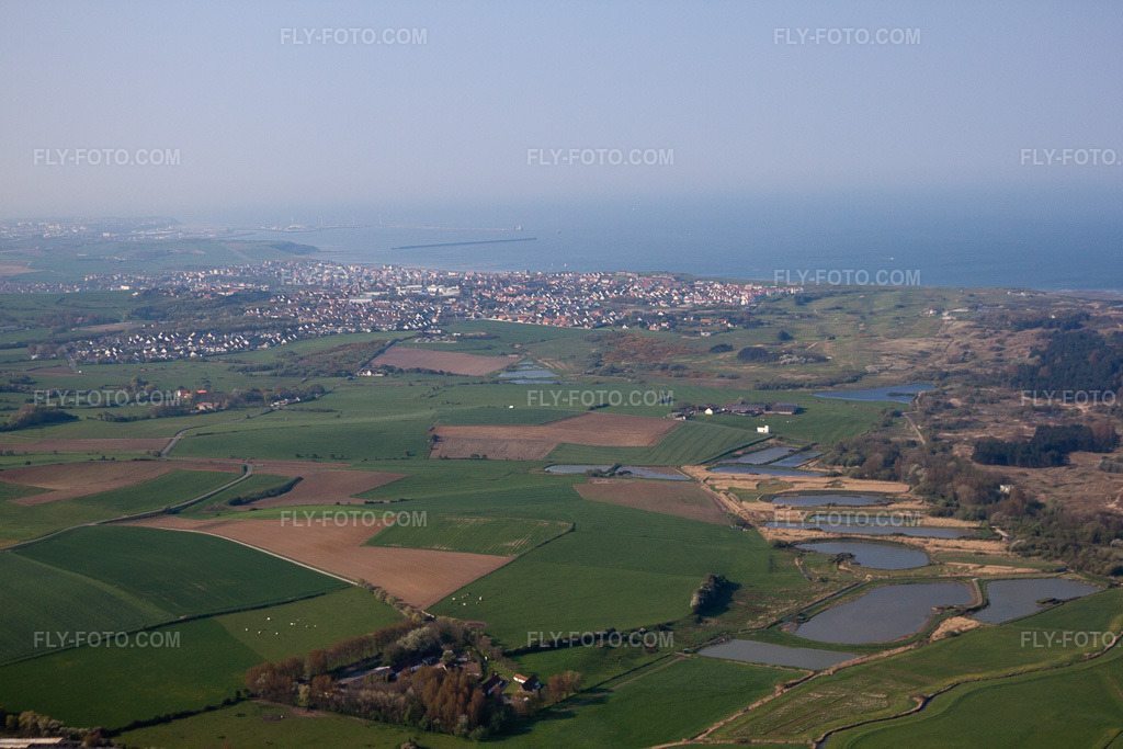 Aerial view: View of the town in Bazinghen in the state Pas de Calais, France. – Photo: IMG_40181.jpg taken on 04/18/2011 by Werner Riehm/FLY-FOTO.com – Resolution of the original: 4752 x 3168 px