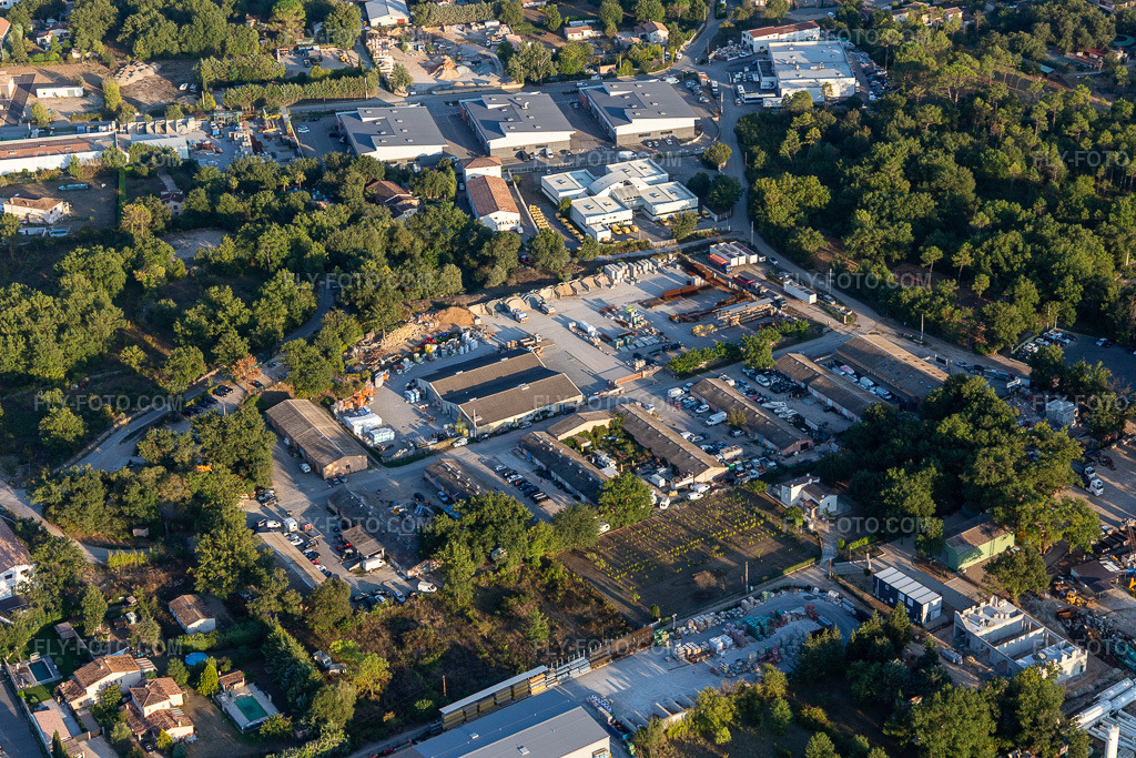 Aerial view: View of the town in Montauroux in the state Var, France. – Photo: IMG_129548.jpg taken on 09/18/2021 by Werner Riehm/FLY-FOTO.com – Resolution of the original: 5472 x 3648 px