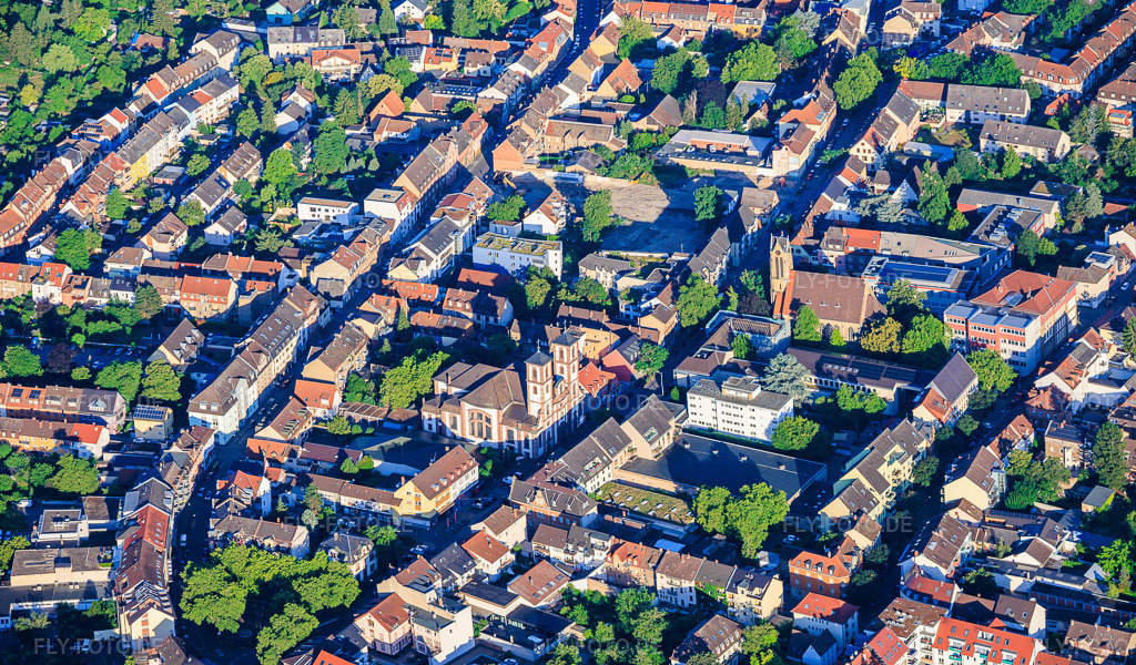 Luftbild: Zentrum zwischen Friedrichstraße und Rheingoldstraße mit St. Jakobus Kirche, Matthäuskirche im Ortsteil Neckarau in Mannheim im Bundesland Baden-Württemberg in Deutschland. – Foto: IMG_157452-Pano.jpg vom 18.06.2026 durch Werner Riehm/FLY-FOTO.de – Auflösung des Originals: 6682 x 3914 px – WWW.KATH-MA-SUEDWEST.DE – ALLINE.EKMA.DE