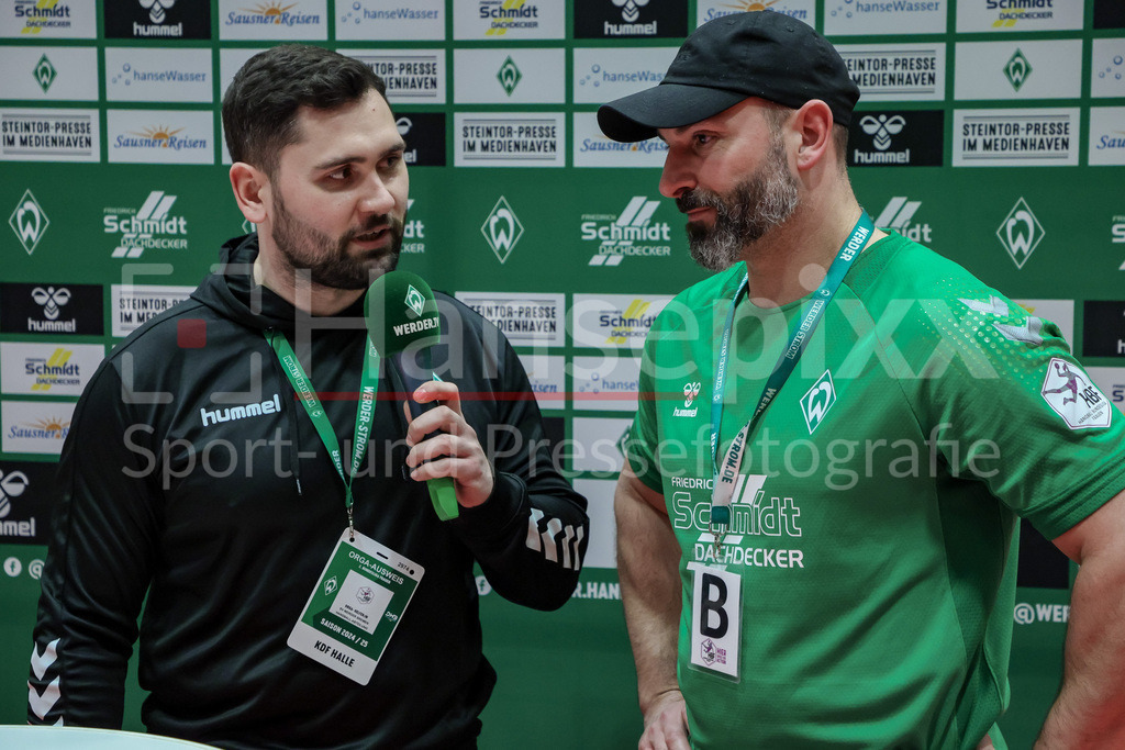 Handball, 2. Bundesliga Frauen, SV Werder Bremen - HL Buchholz 08-Rosengarten | v.li.: Florian Diettrich (Hallensprecher, Moderator, SV Werder Bremen) und Patrice Giron (Trainer, Interimstrainer, Cheftrainer, SV Werder Bremen) während der Pressekonferenz nach dem Spiel