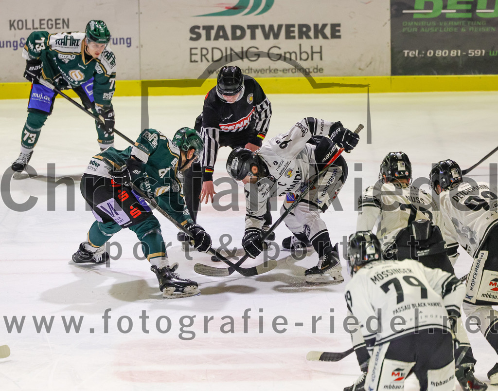 2026-01-30_038_TSV_Erding_gegen_EHF_Passau_Black_Hawks | Erding, Deutschland, 30.01.2026:Eishockey, Oberliga Süd 2025 / 2026, 42. Spieltag, TSV Erding gegen EHF Passau Black Hawks, Endergebnis: 2:6Maximilian Forster (Erding Gladiators, #81), Rene Röthke (EHF Passau Black Hawks, #97)Foto: Christian Riedel / fotografie-riedel.net