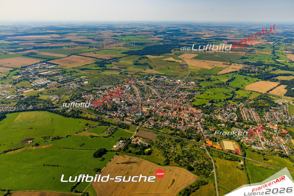 Luftbild der Stadt Osterburg - Die Luftaufnahme wurde 2025 vom UL-Flugzeug heraus erstellt ( keine Drohne ) - Hochauflösende Luftaufnahme - für professionelle Ausdrucke geeignet. Die Geschenkidee !Hier alle&nbsp;Infos zur Lizenzierung der LuftaufnahmeWir fliegen auch dieses Jahr wieder in Ihre Region um Luftbilder zu erstellen.- Luftbild anfragen
