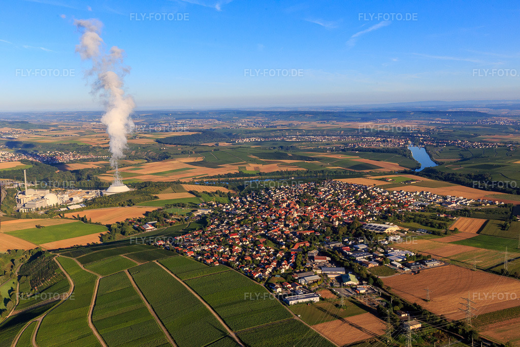 Luftbild: Ortsansicht vor dem AKW/Kernkraftwerk Neckarwestheim der EnBW Kernkraft GmbH aus Osten in Neckarwestheim im Bundesland Baden-Württemberg in Deutschland. Foto: IMG_093780.jpg vom 23.08.2016 durch Werner Riehm/FLY-FOTO.deWWW.ENBW.COM
