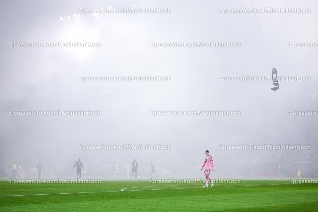 1FC14012601089 | 14.01.2026, Fußball, 1. FC Köln - FC Bayern München, 1. Fußball Bundesliga, 17. Spieltag, RheinEnergie-STADION, Saison 2025 2026: Dichter Rauch und Nebel legt sich nach der Choreo der Kölner Fans auf das Spielfeld, es kommt zu einer Spielunterbrechnung mit Spielverzögerung.  DFB regulations prohibit any use of photographs as image sequences and or quasi-video.