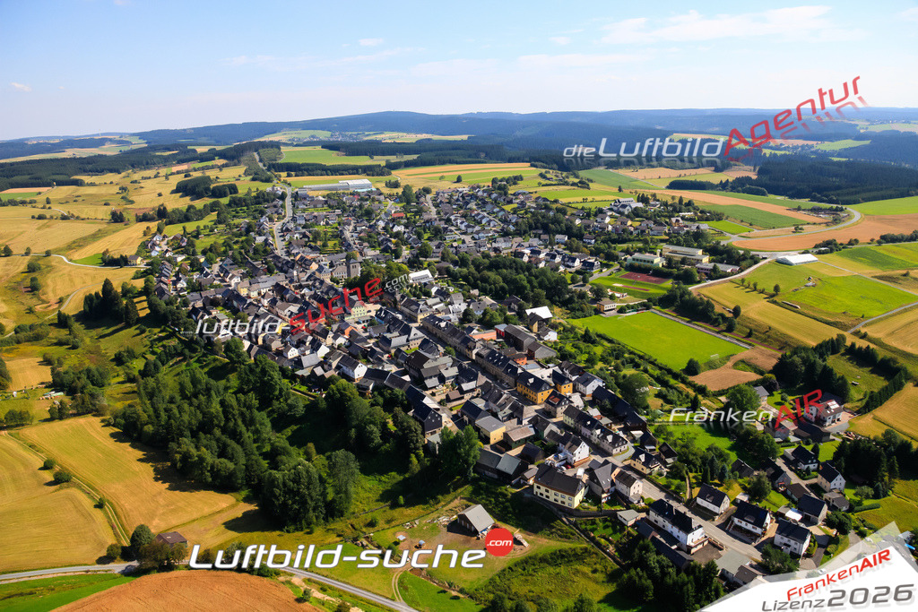 Die Luftaufnahme der Stadt Teuschnitz wurde vom UL-Flugzeug heraus erstellt ( keine Drohne )- hohe Auflösung für beste Qualität