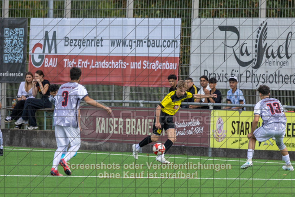 20250824_130542_0210 | #,1.FC Heiningen II (gelb) vs. 1.Göppinger SV III (weiß), Fußball, Kreisliga B7 - Bezirk Neckar/Fils, 01. Spieltag, Saison 2025/2026, Kunstrasenplatz Sportzentrum Heiningen, Krautgarten 1, 73092 Heiningen, 24.08.2025 - 13:00 Uhr,Foto: PhotoPeet-Sportfotografie/Peter Harich