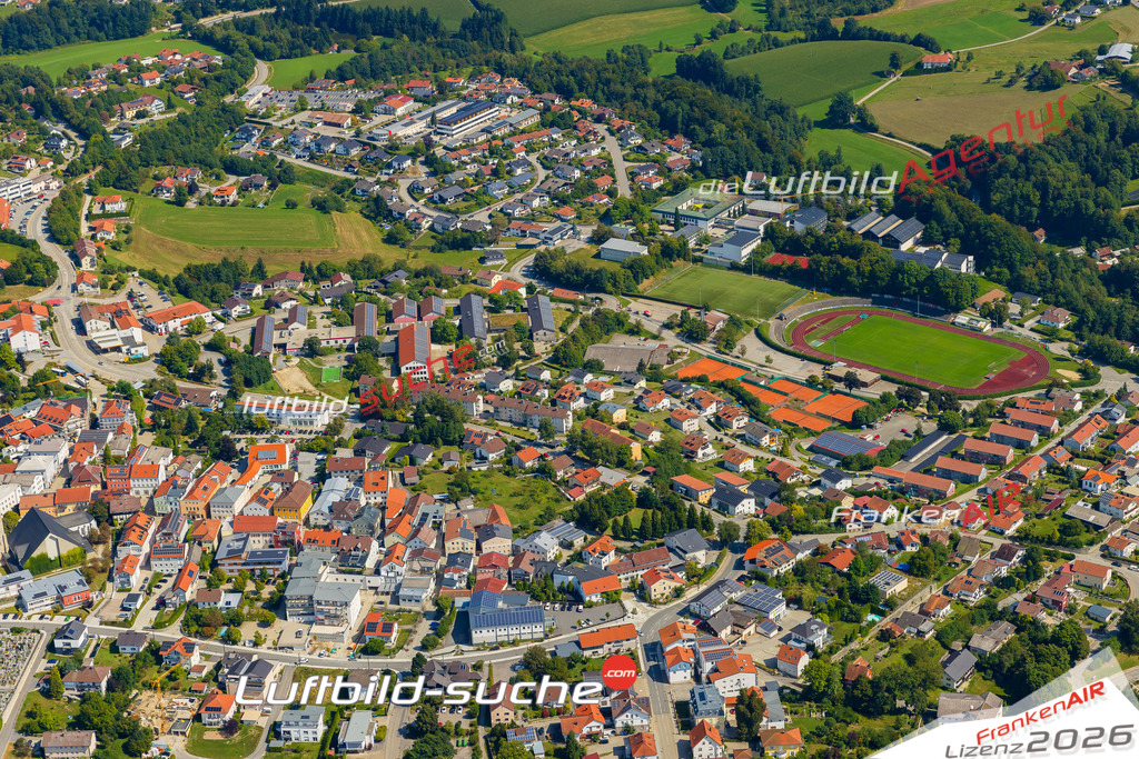Luftaufnahme der Stadt Hauzenberg - Die Luftaufnahme wurde 2025 vom UL-Flugzeug heraus erstellt ( keine Drohne ) - Hochauflösende Luftaufnahme - für professionelle Ausdrucke geeignet. Die Geschenkidee !Mit Lizenz und Bildrechte bestellbar