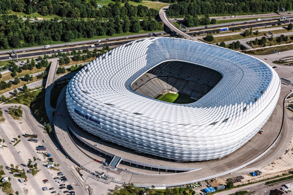 dr__0019538.jpg | MüNCHEN 04.07.2017 Die Allianz Arena in München im Bundesland Bayern ist ein Fußballstadion der beiden Münchner  Fußballvereine FC Bayern München und TSV 1860 München. Die Fassade des, von den  Architekten Herzog & de Meuron entworfenen Stadions der Allianz Arena München Stadion GmbH besteht aus beleuchtbaren weißen Folienkissen. Nur für redaktionelle Nutzung freigegeben ! // The Allianz Arena in Munich in Bavaria is a football stadium of the two Munich football clubs FC Bayern Muenchen and TSV 1860 Muenchen. The facade of the, designed by the architects Herzog & de Meuron stadium Allianz Arena Muenchen Stadion GmbH consists of illuminated white foil cushions. Editorial use only ! Foto: Daniel Reiter