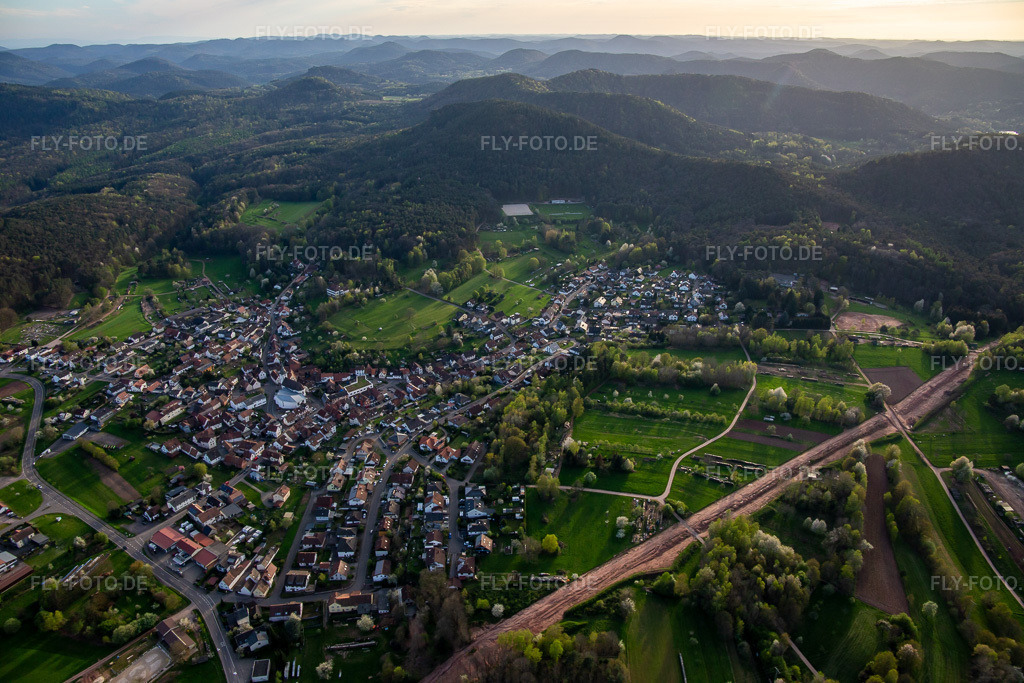 Luftbild: Schneise durch den Pfälzerwald zur Neuerrichtung des Teilstücks der Trans-Europa-Naturgas-Pipeline (TENP-III von den Niederlanden in die Schweiz) auf 51 km Länge zwischen Mittelbrunn und Klingenmünster im Ortsteil Gossersweiler in Gossersweiler-Stein im Bundesland Rheinland-Pfalz in Deutschland. Foto: IMG_140127.jpg vom 11.04.2024 durch Werner Riehm/FLY-FOTO.de