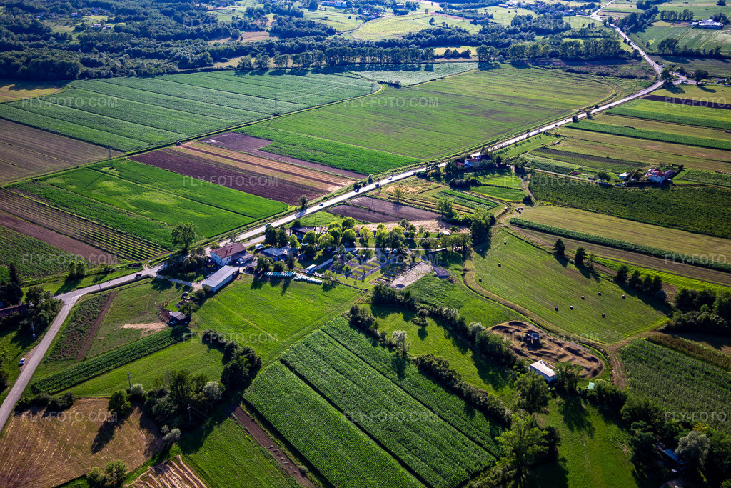 Aerial view: Mobile Home & Camping Park Lijak in the district Ozeljan in Nova Gorica in the state Slovenia, Slovenia. – Photo: IMG_137449.jpg taken on 07/14/2023 by Werner Riehm/FLY-FOTO.com – Resolution of the original: 5472 x 3648 px – Prva stran - Gostilna Termika
