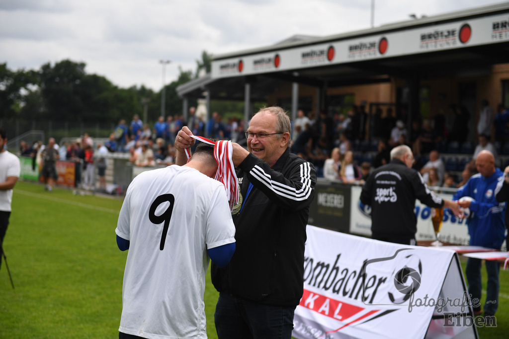 SV Brake Ü40-BW Bümmerstede (Ü40) | Kreispokal Finale Jade-Weser-Hunte Ü40; SV Brake Ü40 (rot)-BW Bümmerstede Ü40 (weiß) am 15.06.2025 in Rastede (Sportanlage Köttersweg), Photo: Philip Eiben 2025 - Realisiert mit Pictrs.com