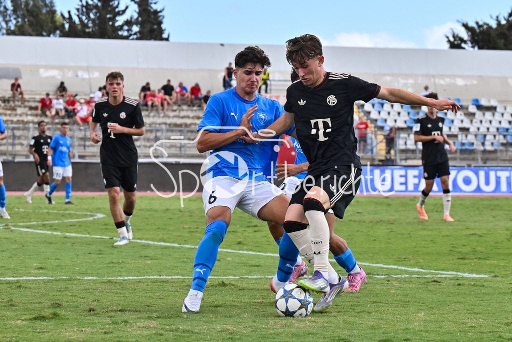 Papohs FC U19 - FC Bayern München U19 | Im Duell Marcelo ALVES (Paphos FC U19 6) und Tim BINDER (FCB #11) / Zweikampf / UEFA Youth League: Paphos FC U19 - FC Bayern München U19; Stelios Kyriakides Stadium am 30.09.2025