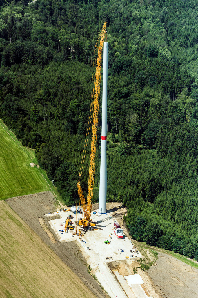 dr__0011254.jpg | UNTERSCHNEIDHEIM 01.08.2017 Baustelle zur Windrad- Turm Montage in Unterschneidheim im Bundesland Baden-Württemberg, Deutschland. // Construction site for wind turbine installation in Unterschneidheim in the state Baden-Wuerttemberg, Germany. Foto: Daniel Reiter