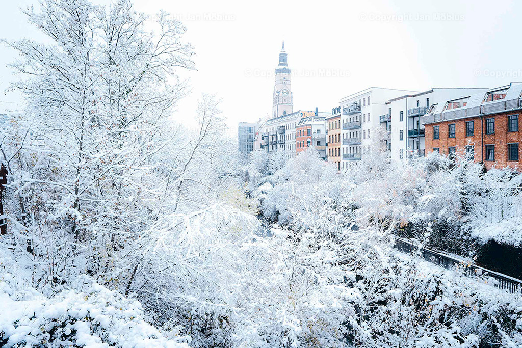 Karl-Heine-Kanal | Der Karl-Heine-Kanal ist einer der coolsten und atmosphärischsten Orte in Leipzig – perfekt für Urban Nature, Bootstouren, Spaziergänge, romantische Sonnenuntergänge und Szene-Vibes in Plagwitz/Lindenau. - Realisiert mit Pictrs.com